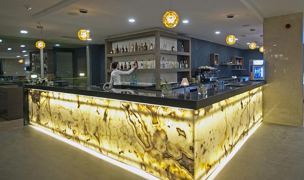 伊斯坦布尔亚洲西瓦希尔科酒店 外观 照片 A bar made of translucent stone
